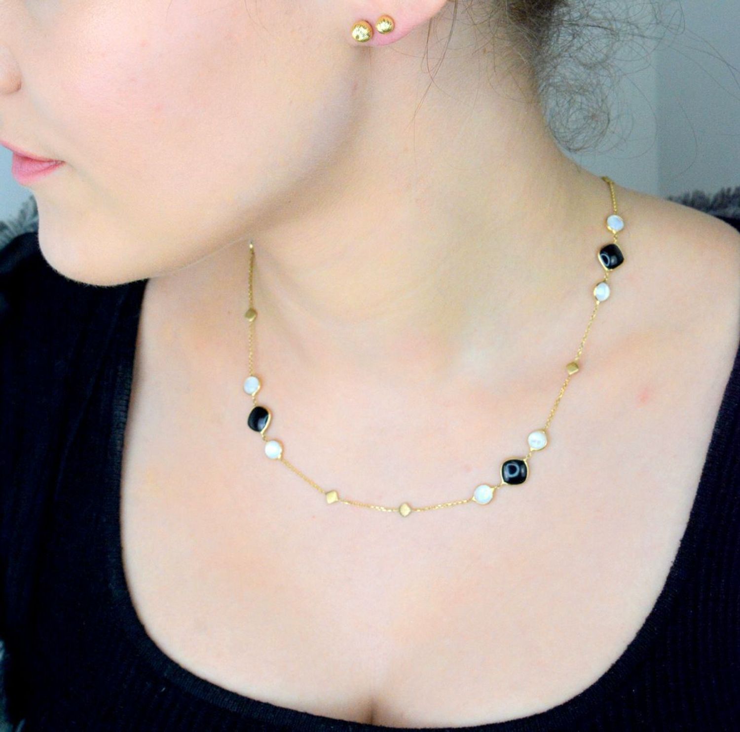 Złoty naszyjnik damski 585 z masą perłową i czarną emalią C AG 1294 Niezwykły blask szlachetnego kruszcu zamknięty w wyjątkowej formie.1.jpg